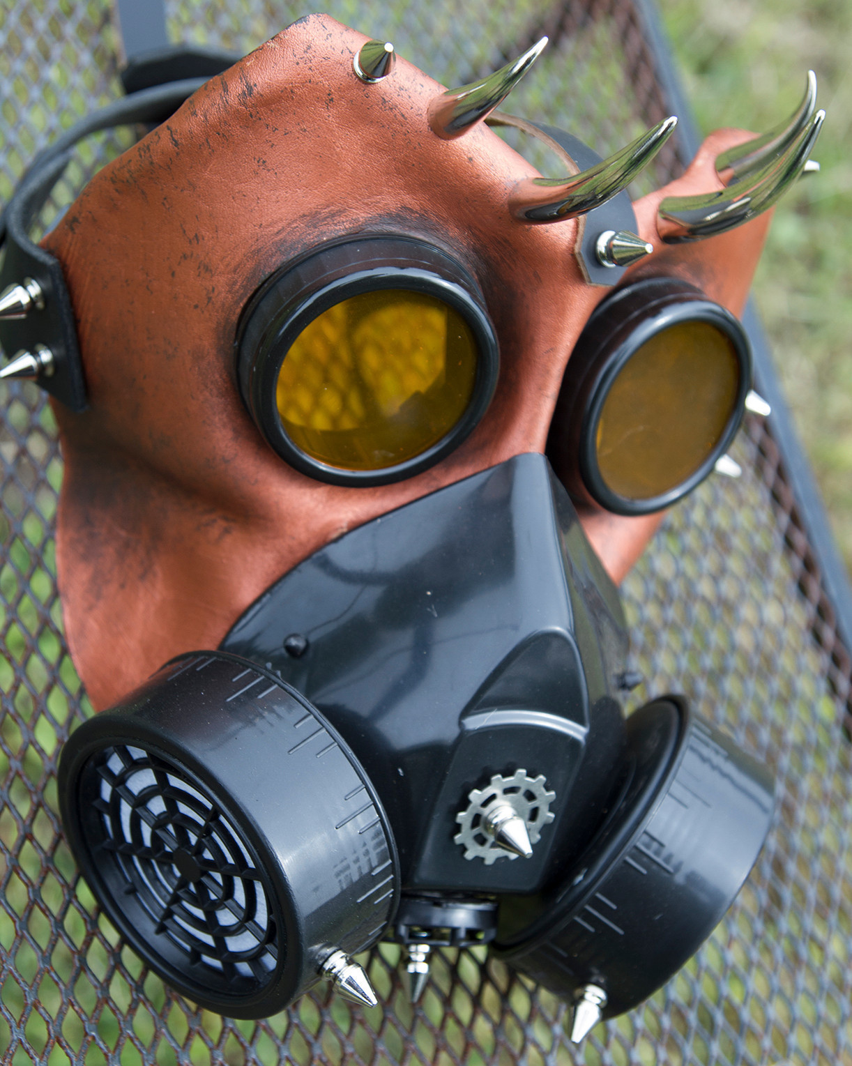 gas mask spikes 